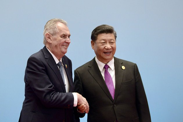 Čínský prezident Si Ťin-pching (vpravo) přivítal 27. dubna 2019 v Pekingu českého prezidenta Miloše Zemana.