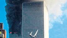 TERORISTÉ ÚTOČÍ. Teroristy pilotovaný unesený boeing se 11. září 2001 v 9:02 blíží ke druhé věži Světového obchodního centra v New Yorku. Po necelé hodině se hořící mrakodrap zřítil k zemi.