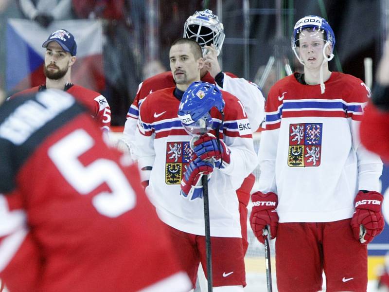 Zklamaní čeští hokejisté po prohraném semifinále s Kanadou.