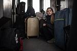 Pasažéři čekají na odjezd vlaku, 4. března 2022 v Mostyska (Ukrajina). Podle Organizace spojených národů (OSN) od začátku ruské vojenské agrese uprchl z Ukrajiny do sousedních zemí nejméně jeden milion lidí