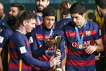 Tři ofenzivní hvězdy Barcelony (zleva) Lionel Messi, Neymar a Luis Suárez s trofejí pro vítěze mistrovství světa klubů.
