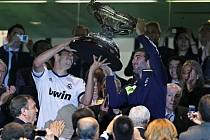 Hvězdy Realu Madrid Kaká (vlevo) a Gonzalo Higuaín s trofejí Santiaga Bernabeua. 