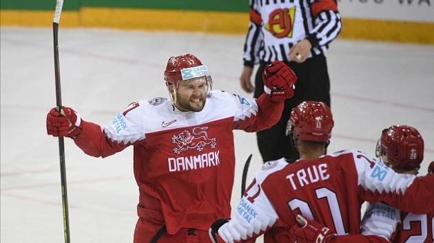 Dánští hokejisté se radují z gólu.