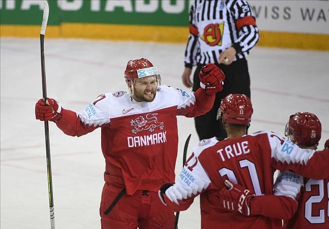 Dánští hokejisté se radují z gólu.
