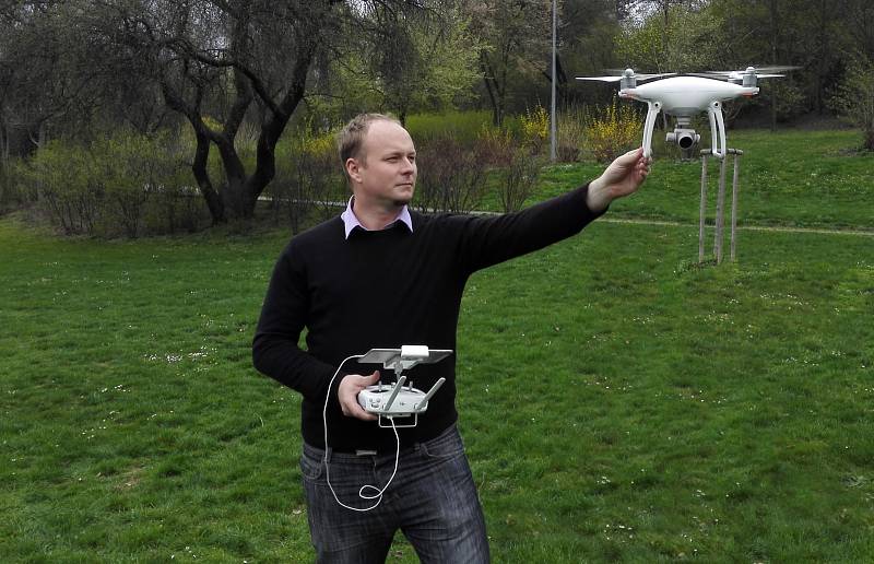 Jakub Karas pilotuje dron