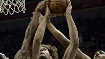 Robin Lopez z Portlandu (u míče)