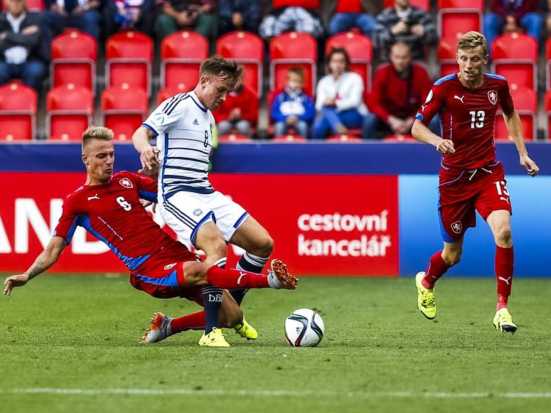 Ondřej Petrák (vlevo) a Ladislav Krejčí zastavují akci Lasse Vigen Christensena z Dánska.