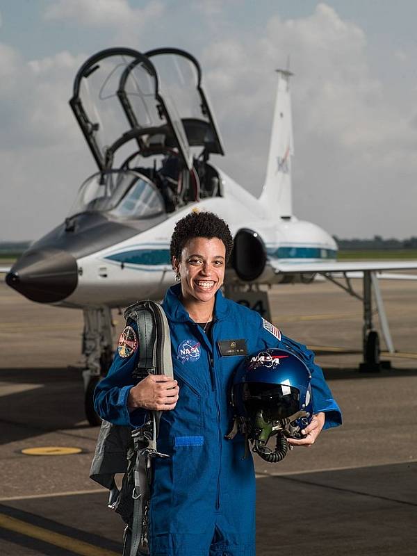 Celotělový portrét Jessicy Watkinsové, první černošské ženy, která bude žít na ISS.