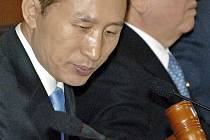 Nový jihokorejský prezident I Mjong-pak (s kladívkem na vládním zasedání) svými požadavky na průkaznou demontáž severokorejských jaderných zařízení popudil komunistický režim v Pchjongjangu.  