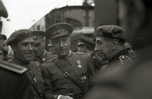 Španělští důstojníci a vojáci při příjezdu lazaretního vlaku se zraněnými příslušníky Modré divize z východní fronty