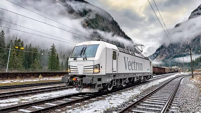 Čtyřsystémová lokomotiva Siemens Vectron.