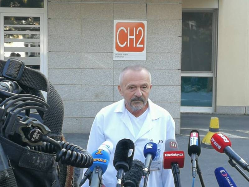 Miroslav Zavoral, ošetřující lékař Miloše Zemana a ředitel ÚVN, na krátké tiskové konferenci po hospitalizaci prezidenta.