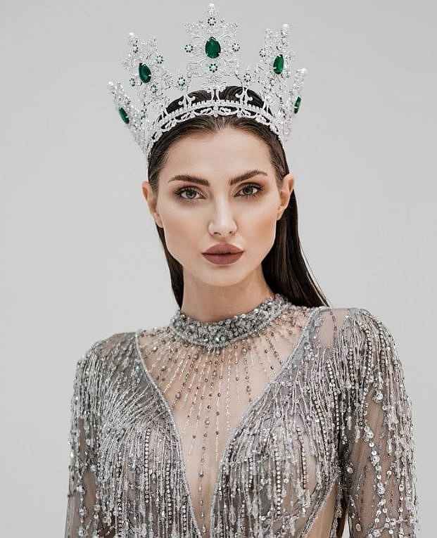 Karolína Kopíncová z Vrbna pod Pradědem reprezentuje Česko na Miss World 2021; https://www.instagram.com/karolinakopincova/
