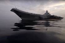 Na snímku ruského ministerstva obrany ruská letadlová loď Admirál Kuzněcov