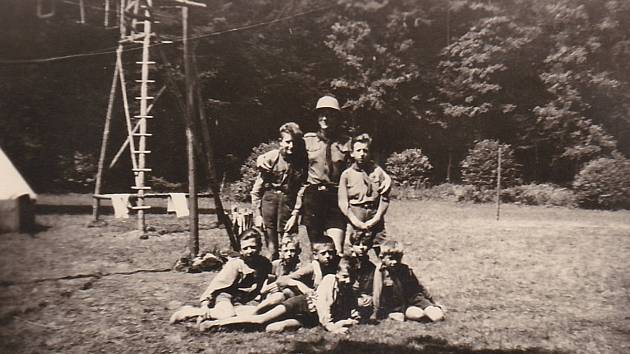 Na táboře u Potštejna v roce 1949 Karel složil skautský slib, na snímku ve spodní řadě druhý zprava.
