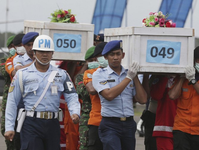 Záchranáři našli další těla ve vraku letadla společnosti AirAsia, které se zřítilo 28. prosince se 162 lidmi na palubě. Vyproštěno bylo do dneška 100 těl.