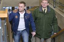 Jeden z obžalovaných Josef Michl (vlevo) přichází k soudu ve Weidenu, který se 1. prosince zabýval případem trojice Čechů.