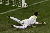 Gólman Uruguaye Fernando Muslera dělal co mohl, třem gólům ve vlastní sítě ale nezabránil.