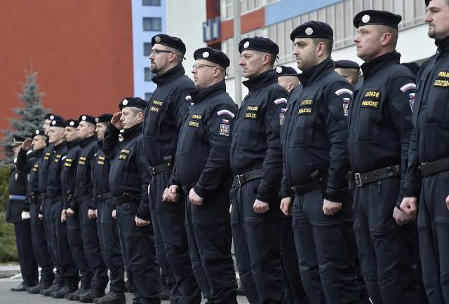 Policisté odjeli střežit hranice Makedonie a Srbska