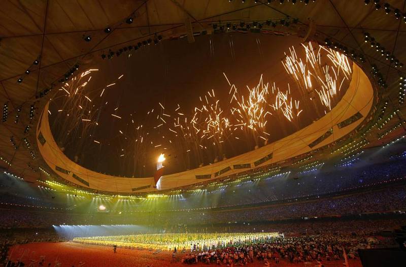 Závěrečný ohňostroj na stadionu známém jako "ptačí hnízdo". 