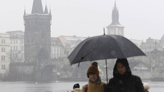 Deštivé počasí v zimní Praze. Ilustrační snímek