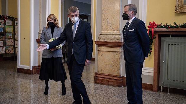 Bývalý premiér z ANO Andrej Babiš (vlevo) vítá svého nástupce Petra Fialu z ODS v sídle úřadu vlády ve Strakově akademii, ilustrační foto