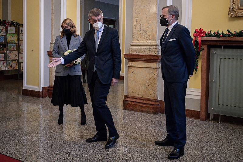 Bývalý premiér z ANO Andrej Babiš (vlevo) vítá svého nástupce Petra Fialu z ODS v sídle úřadu vlády ve Strakově akademii, ilustrační foto