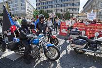 Odpůrci motorkářské jízdy ruského motocyklového klubu Noční vlci čekali 7. května na Václavském náměstí v Praze na příjezd motorkářů.