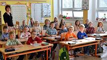 Základní škola v Dolních Kralovicích slouží dětem už půl století. Takhle ještě na jaře 2020 seděli v lavicích také prvňáčci