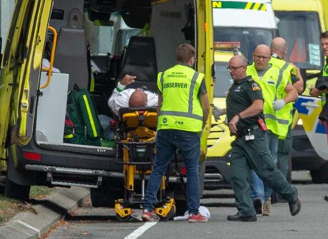 Při střelbě ve dvou novozélandských mešitách zemřely desítky lidí.