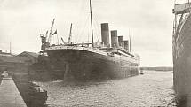 Titanic kotvící v přístavu Southampton, Anglie