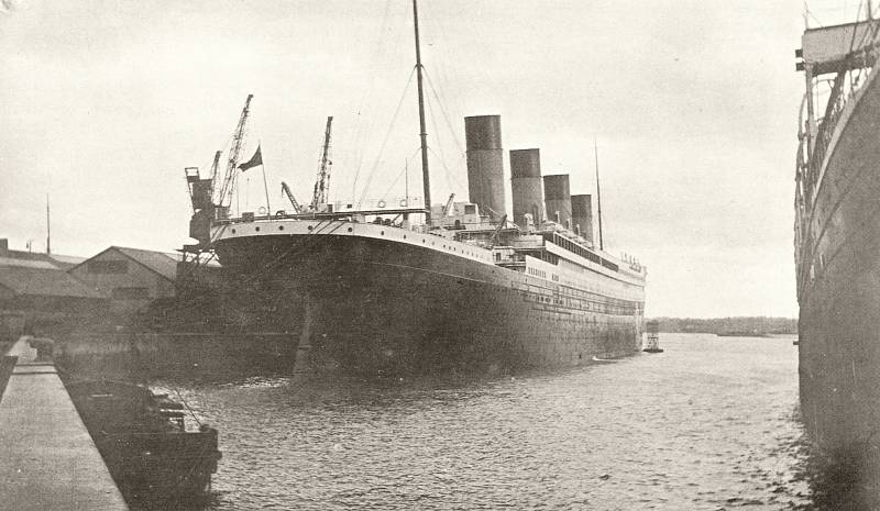 Titanic kotvící v přístavu Southampton, Anglie