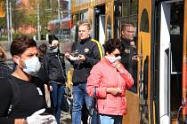 Cestující v tramvaji v Drážďanech
