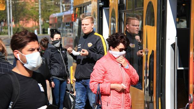 Cestující v tramvaji v Drážďanech