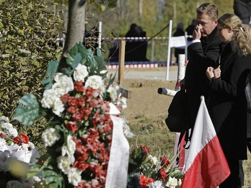 Smuteční ceremoniál na připomínku památky obětí pádu polského vládního letounu u Smolenska na západě Ruska 