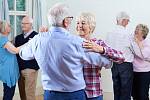 Nejnovější studie dokonce potvrdila, že tanec je výborným cvičením i pro seniory a působí jako ‚mentální posilovna‘, podporuje funkce mozku, vylepšuje například rovnováhu, koordinaci a prostorovou orientaci