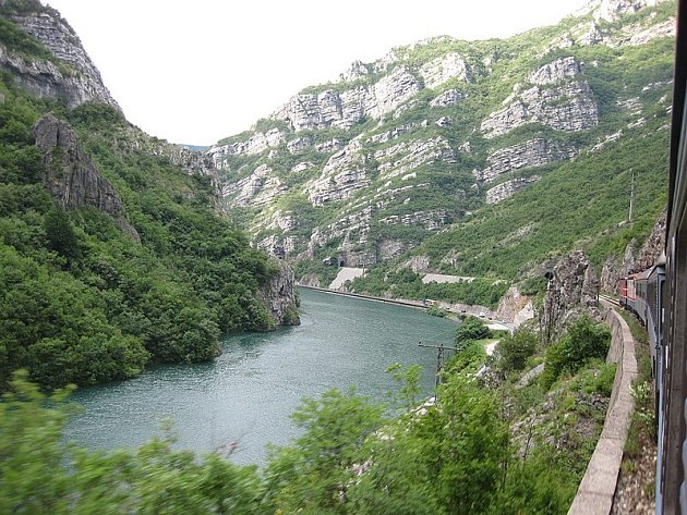 Výhledy na řeku Neretvu jsou součástí cesty vlakem ze Sarajeva do Mostaru v Bosně a Hercegovině.