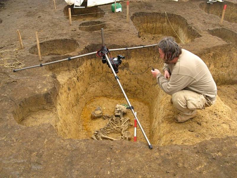 Kostrová pohřebiště jsou pro archeology dle jejich slov „darem z nebes“. Proti jiným typům nalezišť obsahují lidské kostry, pohřební výbavu zemřelých a další důležité předměty.