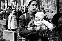 Vyhnání maminky Ferdinanda Korbela ve filmu Krajina ve stínu, miminko je Ferdinand Korbel.