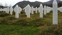 Potočarský hřbitov s hroby obětí srebrenického masakru