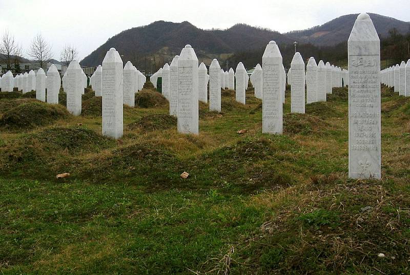 Potočarský hřbitov s hroby obětí srebrenického masakru
