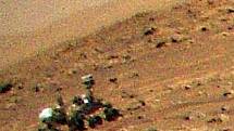 Helikoptéra Ingenuity zachytila svého souputníka na Marsu, vozítko Perseverance.