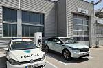 Roadtrip na Balkán: Nabíjení v Mostaru poprvé, u autosalonu Volkswagenu bylo opět nutné požádat, aby přeparkovali klasické auto a uvolnili místo