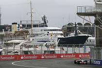 Luxusní jachty i zámořská plavidla  lemovaly na moři trať Grand Prix ve Valencii.  Na snímku je Lewis Hamilton, který si dojel pro druhé místo.