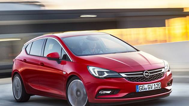 Opel odhalil novou Astru. Je výrazně lehčí, trochu menší a má chytrá světla  - Deník.cz