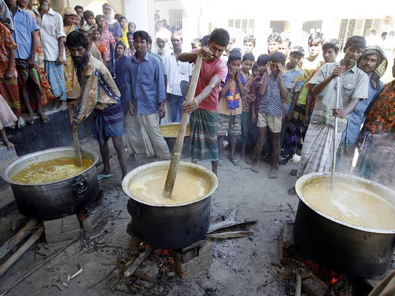 Dobrovolnící připravují jídlo pro ty, co přežili řádění cyklonu.
