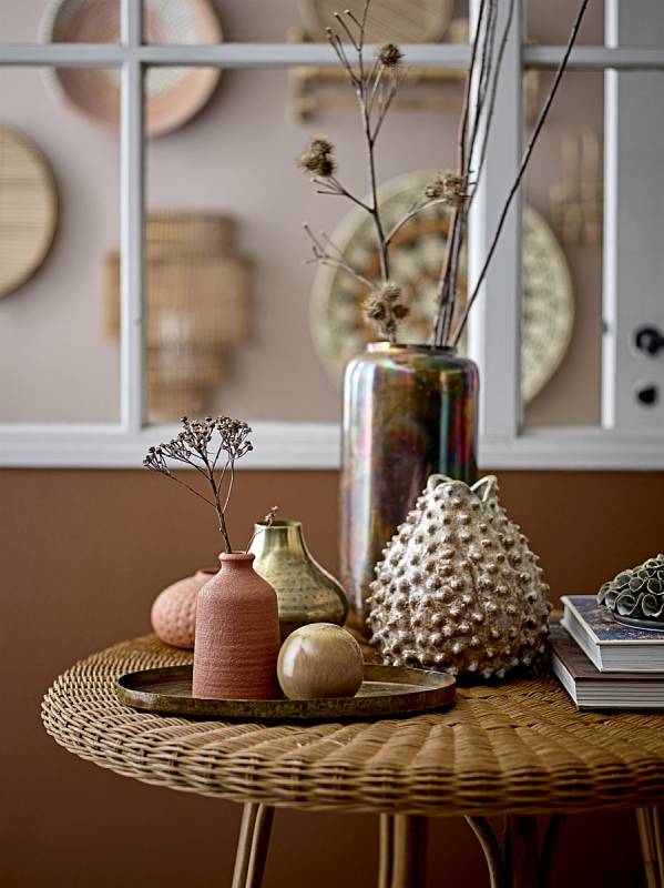 Doplňte letošní podzimní výzdobu netradičně tvarovanou vázou v zemitých tónech, stolování oživí misky, talířky a šálky v podobných teplých barvách.