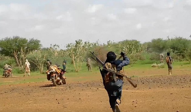 Boje mezi ozbrojenci Al-Káidy a další militantní organizace Islámský stát (ISIS) v Mali