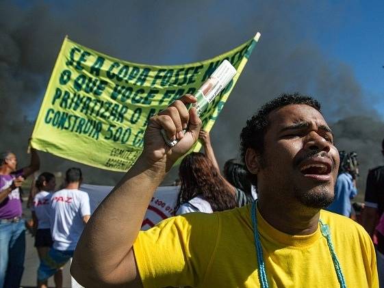 Brazilci protestují v ulicích měst už deset dní.
