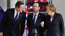 David Cameron, Francois Hollande a Angela Merkelová při červnovém setkání v Bruselu.